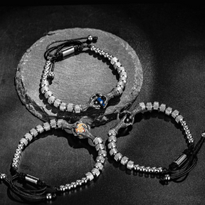 Kit de bracelets masculins; Bracelets pour hommes luxueux; Bijoux élégants pour hommes; Ensemble de bracelets tendance; Style raffiné pour hommes; Bracelets masculins en acier inoxydable; Accessoires de mode pour hommes; Cadeau parfait pour hommes; Bracelets en cuir et métal; Kit de bijoux pour hommes; Accessoires masculins sophistiqués; Mode masculine avec bracelets; Bracelets pour un look chic et moderne; Ensemble de bracelets en or et argent;