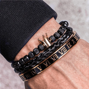 Kit de 3 bracelets masculins; Bracelets The King; Bijoux en acier inoxydable; Bracelets plaqués or et argent; Accessoires de mode pour hommes; Ensemble de bracelets tendance; Bijoux élégants pour hommes; Style masculin moderne; Bracelets de luxe pour lui; Cadeau parfait pour les hommes; Look raffiné avec The King; Mode masculine avec élégance; Kit de bracelets en acier; Bracelets sophistiqués pour toutes les occasions;